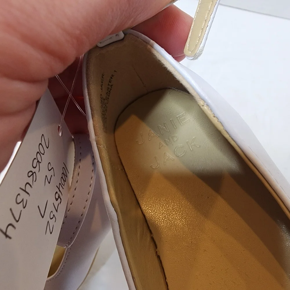 NWT Janie and Jack White almond toe flower ballet flats. Kids‎ size 7.